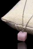 Sertifikalı Küp Model  Doğal Pembe Kuvars Taşı Kolye thumbnail 1