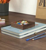 Woodsaka Gobi Not Kağıdı Kutusu ve Ataçlık - Ceviz - 12.4cm x 12.4cm x 3cm - 3