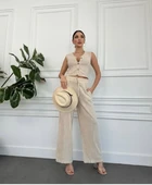 Kadın bol paça kesimi sayesinde hareket özgürlüğü tanıyan keten pantolon - 2