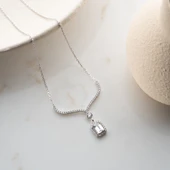 Vaoov 925 Ayar Gümüş Beyaz Baget Taşlı Sallantılı Hediye Kolye thumbnail 4