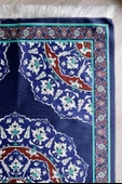 Halı Desenli İpek Dokulu Keseli Seccade Lacivert Renk thumbnail 2