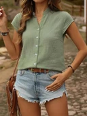 Kadın kısa kollu v yakalı önden düğmeli muslin gömlek - 5