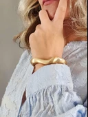 Dalgalı Asimetrik Model Bombeli Gold Mat Molted Kelepçe Çelik Bileklik thumbnail 3