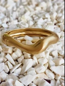 Dalgalı Asimetrik Model Bombeli Gold Mat Molted Kelepçe Çelik Bileklik thumbnail 1