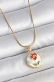 316L Çelik Gold Renk Zincir Beyaz Minimal Çiçek İşlemeli İnci Detay Portre Model Kadın Kolye thumbnail 1