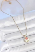 316L Çelik Gold Renk Zincir Beyaz Minimal Çiçek İşlemeli İnci Detay Portre Model Kadın Kolye thumbnail 2