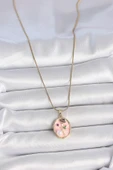 316L Çelik Gold Renk Zincir Pembe Çiçek İşlemeli İnci Detay Portre Model Kadın Kolye - TJ-BKO10077 - 2