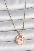 316L Çelik Gold Renk Zincir Pembe Çiçek İşlemeli İnci Detay Portre Model Kadın Kolye - TJ-BKO10077 - 1