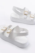 Beyaz Günlük Dolgu Topuk Toka Aksesuarlı Kadın Sandalet thumbnail 5
