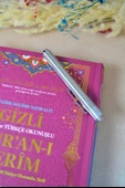 Gizli Mealli ve Türkçe Okunuşlu Kuran-ı Kerim Camii Boy 24× 33 cm Pembe – Özel Işıklı Kalemli thumbnail 2