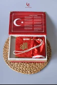 Kadife Kaplamalı Ahşap Plaket Kutu Kadife Kuran Türk Bayrağı İnci Tesbih Taşıma Çantalı Hediye Seti thumbnail 1