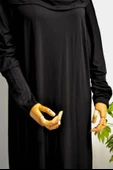 Kadın Penye Namaz Elbisesi Kendinden Başörtülü Rahat Kalıp Siyah – Tek Parça thumbnail 3