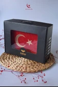 Kadife Kaplamalı Ahşap Plaket Kutu Kadife Kuran Türk Bayrağı İnci Tesbih Taşıma Çantalı Hediye Seti thumbnail 4