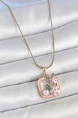 316L Çelik Gold Renk Zincir Pembe Mineli Kare Model Çiçek İşlemeli İnci Detay Kadın Kolye - TJ-BKO10160 - 1
