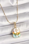 KUZGUN ONLİNE SHOP 316L Çelik Gold Renk Topçuk Zincir Renkli Beyaz Çiçek Portre Model İnci Detay Kadın Kolye - Lisinya - 1
