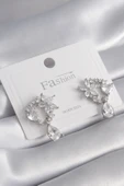KUZGUN ONLİNE SHOP Pirinç Gümüş Renk Zirkon Taşlı Çiçek Model Sallantı Detay Kadın Küpe - Lisinya - 1