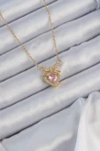 KUZGUN ONLİNE SHOP 316L Çelik Zincir Altın Renk Pembe Zirkon Taşlı Fiyonklu Kalp Kolye - Lisinya - 1