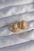 KUZGUN ONLİNE SHOP Pirinç Gold Renk Tırtıklı Minimal Bombeli Tasarım Küpe - Lisinya - 1