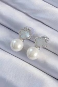 KUZGUN ONLİNE SHOP Pirinç Gümüş Renk Zirkon Taşlı Minimal Çiçek Tasarımlı Kadın Küpe - Lisinya - 1