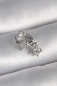 KUZGUN ONLİNE SHOP 316L Çelik Gümüş Renk Zirkon Taşlı Çiçek Model Sallantı Detay Tragus Piercing - Lisinya - 1