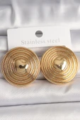 KUZGUN ONLİNE SHOP Pirinç Gold Renk Kalp İşlemeli Daire Plaka Model Kadın Küpe - Lisinya - 1