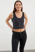Askılı Düğme Detaylı Ribana Crop Tişört - Siyah thumbnail 3