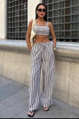 Çizgili Detaylı Askılı ve Düğmeli Kare Yakalı Kadın Crop Ve Pantolon Keten Takım Siyah Beyaz - 1