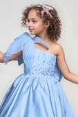 Kız Çocuk Göğsü İnci Taş İşlemeli Tek Omuz Şeffaf Askılı Eteği Kabarık Mavi Abiye thumbnail 3