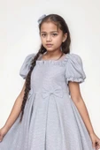 Kız Çocuk Kare Yaka Şeffaf Tüllü Omuzları Fırfırlı Beli Fiyonk Detaylı Üzeri Simli Gri Abiye thumbnail 5
