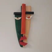Dalgın Bir Tip – El Yapımı Renkli Soyut Ahşap Yüz Maskesi (41x18,5 cm) - 1