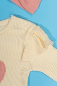 Kalpli Çıtçıtlı  3'lü Kız Bebek Takımı Fırfır Detaylı Krem & Pembe - 7