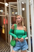 Kadın Zümrüt Yeşili Madonna Yaka Parçalı Kol Fitilli Crop Bluz (ZCK0554) - 2