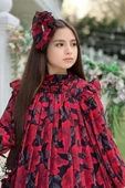 Kız Çocuk Yakası ve Omuzları Fırfır Detaylı Çiçek İşlemeli Pliseli Kırmızı Elbise thumbnail 2