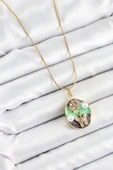 Zincir Zirkon Taşlı Yeşil Mor Sanatsal Portre İnci Detaylı Ağaç Ve Kelebek Figürlü Model Gold Renk Kadın Kolye - EBJ250605W34548 thumbnail 2