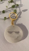 Umursamaz Yüzlü Emoji Şekilli Sedefli Beyaz Renkli Gold Aksesuarlı Epoksi Anahtarlık El Yapımı - 1