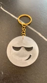 Umursamaz Yüzlü Emoji Şekilli Sedefli Beyaz Renkli Gold Aksesuarlı Epoksi Anahtarlık El Yapımı - 2