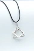 Üçgen Kare Geometrik Gümüş Kaplama Deri İp Kolye thumbnail 1