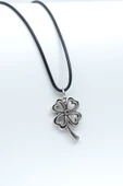 Dört Yapraklı Yonca Gümüş Kaplama Deri İp Kolye thumbnail 1