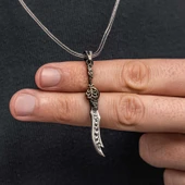 Gümüş Desenli Zülfikar Kılıcı Erkek Kolye thumbnail 1