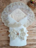 Yenidoğan Kuzulu Taç Nakış Güpürlü Fiyonklu Duvaklı Prizma Taş Unisex Kundak Bebek Battaniyesi Ekru - 1