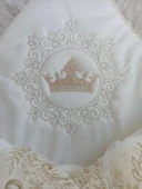 Yenidoğan Sahra Taç Nakışlı Plazma Taşlı Güpürlü Fiyonklu Duvaklı Trilüks Kundak Bebek Battaniyesi Ekru - 4