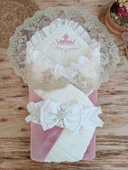 Yenidoğan Wool Yün Kumaş Taç Nakışlı Güpür Duvaklı Fiyonk Prizma Taş Unisex Kundak Bebek Battaniyesi Pembe - 1
