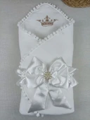 Yenidoğan Sahra Taç Nakışlı Topçik Kenar Lüks Kundak Bebek Battaniyesi Ekru - 1