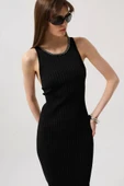 Halter Yaka Zincir Aksesuarlı Çapraz Askılı Elbise - 3