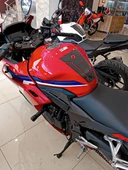 Honda CBR500 2025 ile Uyumlu Kaydırmaz 6D Karbon 20 Parça Tank Pad Seti GC30 thumbnail 3