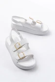 24413-572 Beyaz Günlük Dolgu Topuk Toka Aksesuarlı Kadın Sandalet thumbnail 3
