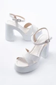 P-105 Beyaz Çapraz Kalın Topuklu Kadın Sandalet - 5
