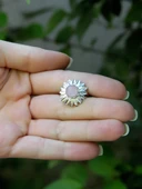 Doğal Taş Pembe Kuvars Doğal Taşlı Papatya Modelli Kadın Ayarlanabilir Gümüş Kaplama Yüzük euy64pkr thumbnail 3