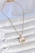 316L Çelik Gold Renk Zincir Pembe Mineli İncili Çiçek İşlemeli Portre Model Kadın Kolye - TJ-BKO10169 - 2