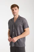 Siyah Erkek Kısa Kollu Yazlık Gömlek – Düğmeli, Açık Yaka, Rahat Kalıp thumbnail 2